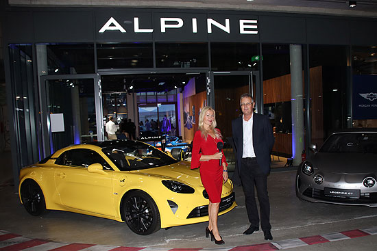 Barbara Osthoff im Gespräch mit Arthur Wirtz, Alpine Teritory Manager beim Alpine Cocktail anlässlich der Eröffnung des Alpine Showrooms in der Motorworld in München (©Foto: Martin Schmitz)